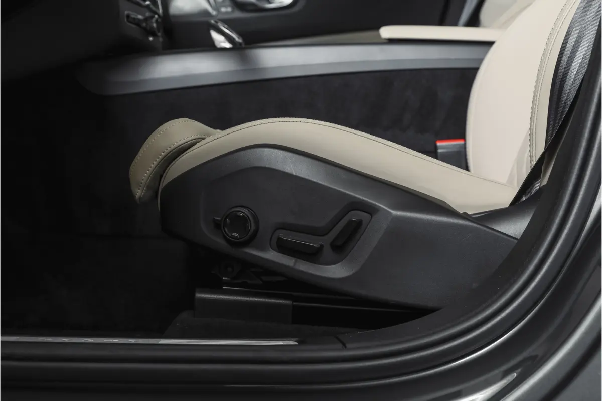 2.0 T8 Plug-in hybrid AWD Ultra Dark Org. NL. | Forest Lake | S/K-Panodak | Adapt. Cruise | Stoel-+Stuurverw. | PDC | 360 Camera | NAV + App. Connect | ECC | Elek. Klep | LM 22" |