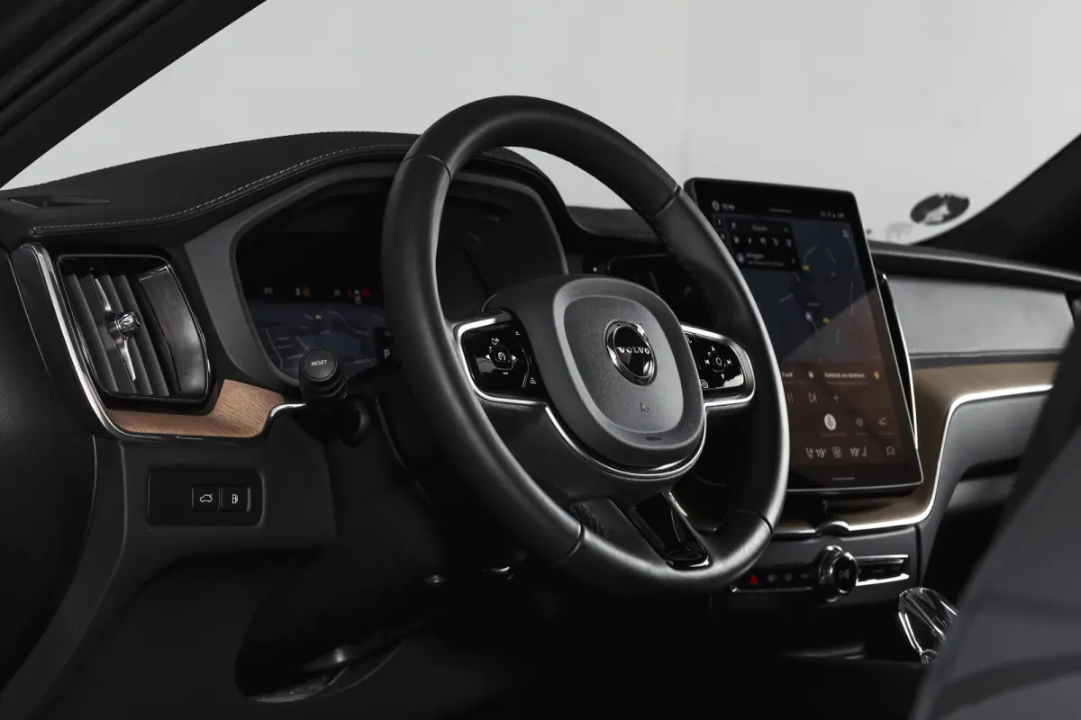 2.0 T8 Plug-in hybrid AWD Ultra Dark Org. NL. | Forest Lake | S/K-Panodak | Adapt. Cruise | Stoel-+Stuurverw. | PDC | 360 Camera | NAV + App. Connect | ECC | Elek. Klep | LM 22" |