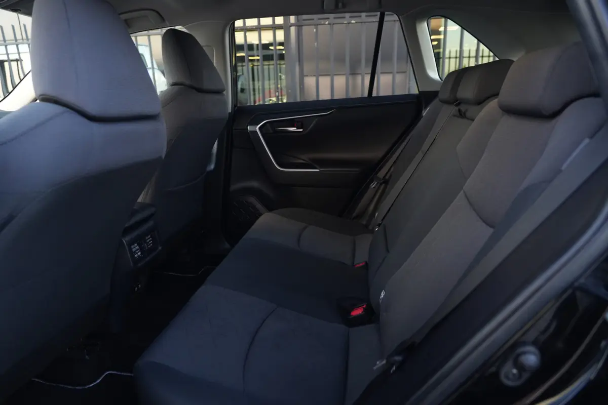 2.5 Hybrid | 218 PK | ACC | Trekhaak | Camera | NAV | Toyota RAV4 2.5 Hybrid met 2.5-liter 4-cilinder hybride motor, adaptieve cruise control, LED koplampen, achteruitrijcamera, parkeersenso