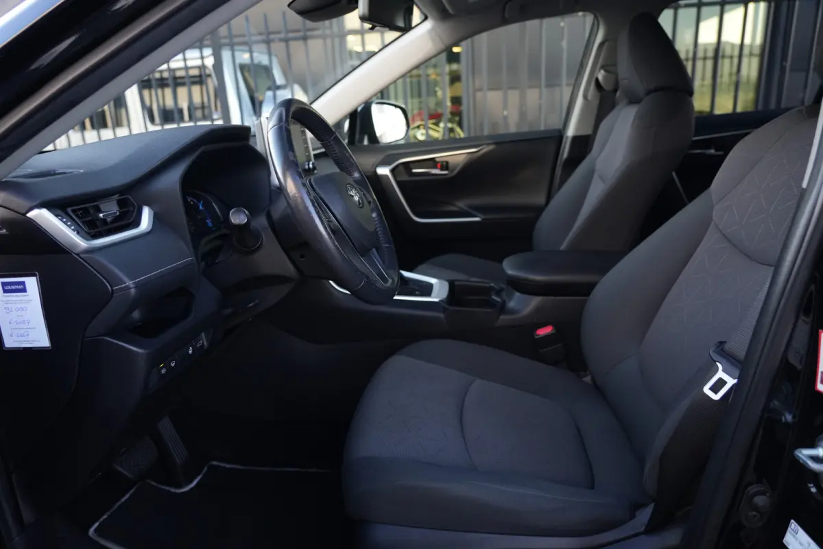 2.5 Hybrid | 218 PK | ACC | Trekhaak | Camera | NAV | Toyota RAV4 2.5 Hybrid met 2.5-liter 4-cilinder hybride motor, adaptieve cruise control, LED koplampen, achteruitrijcamera, parkeersenso