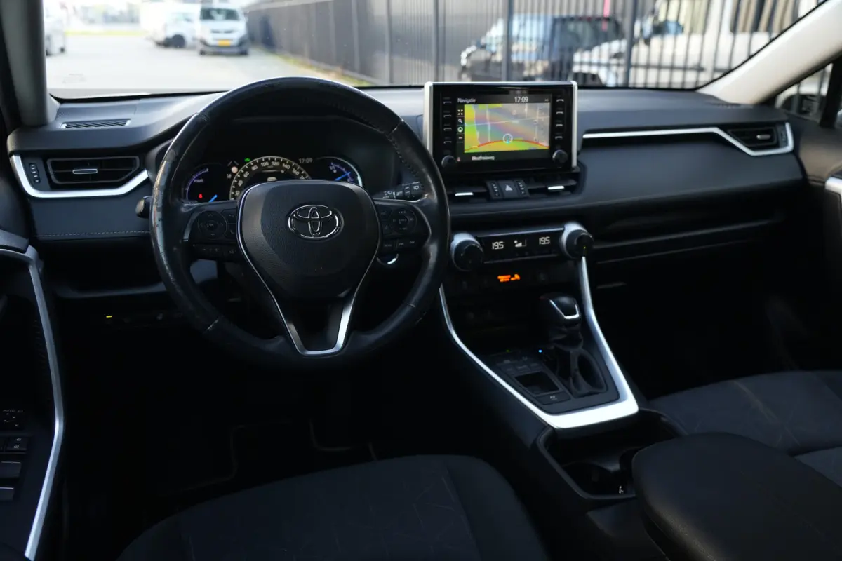 2.5 Hybrid | 218 PK | ACC | Trekhaak | Camera | NAV | Toyota RAV4 2.5 Hybrid met 2.5-liter 4-cilinder hybride motor, adaptieve cruise control, LED koplampen, achteruitrijcamera, parkeersenso
