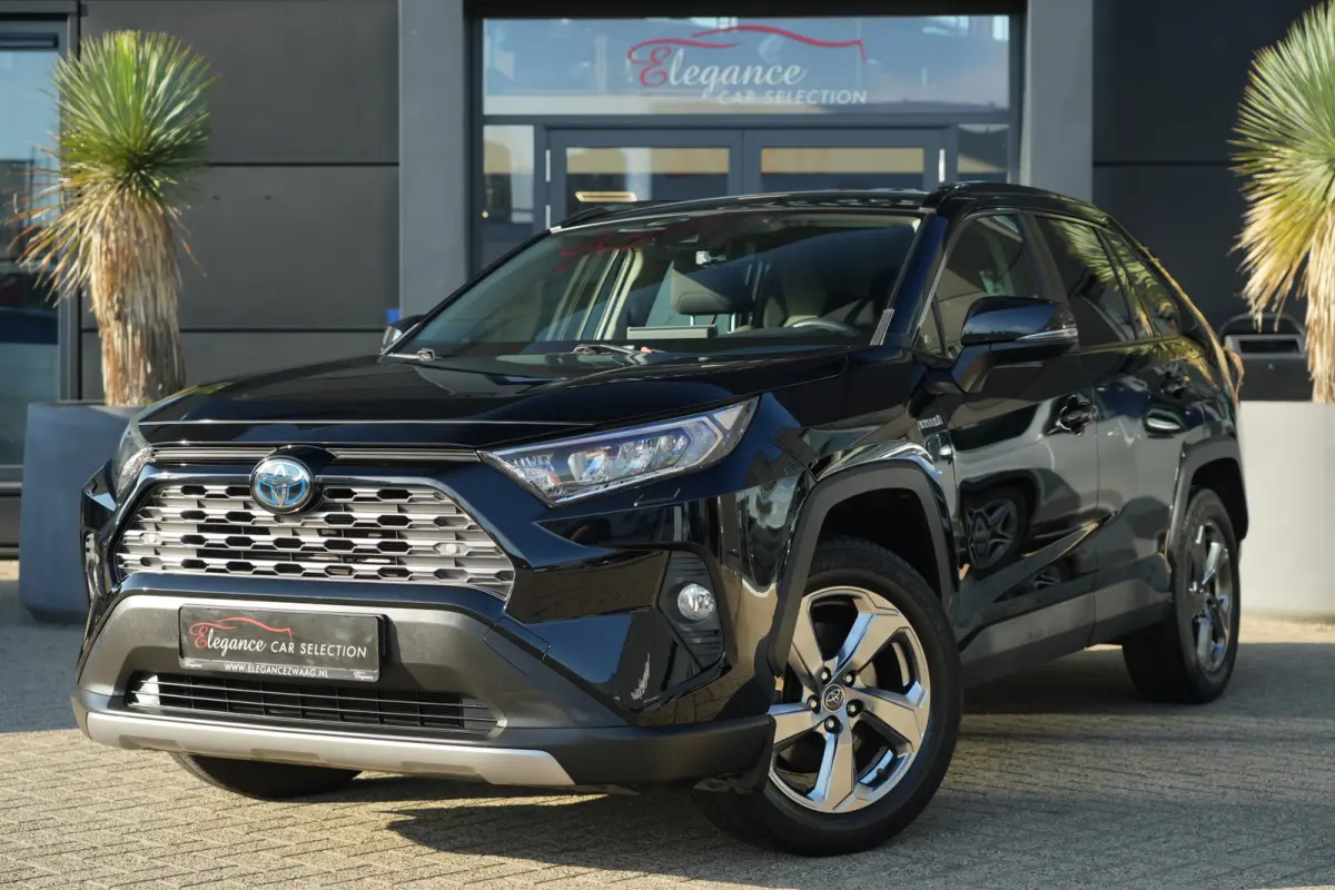 2.5 Hybrid | 218 PK | ACC | Trekhaak | Camera | NAV | Toyota RAV4 2.5 Hybrid met 2.5-liter 4-cilinder hybride motor, adaptieve cruise control, LED koplampen, achteruitrijcamera, parkeersenso