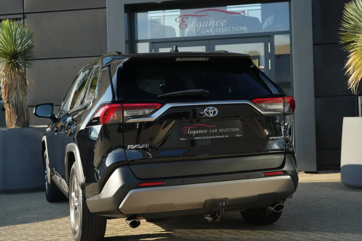 2.5 Hybrid | 218 PK | ACC | Trekhaak | Camera | NAV | Toyota RAV4 2.5 Hybrid met 2.5-liter 4-cilinder hybride motor, adaptieve cruise control, LED koplampen, achteruitrijcamera, parkeersenso