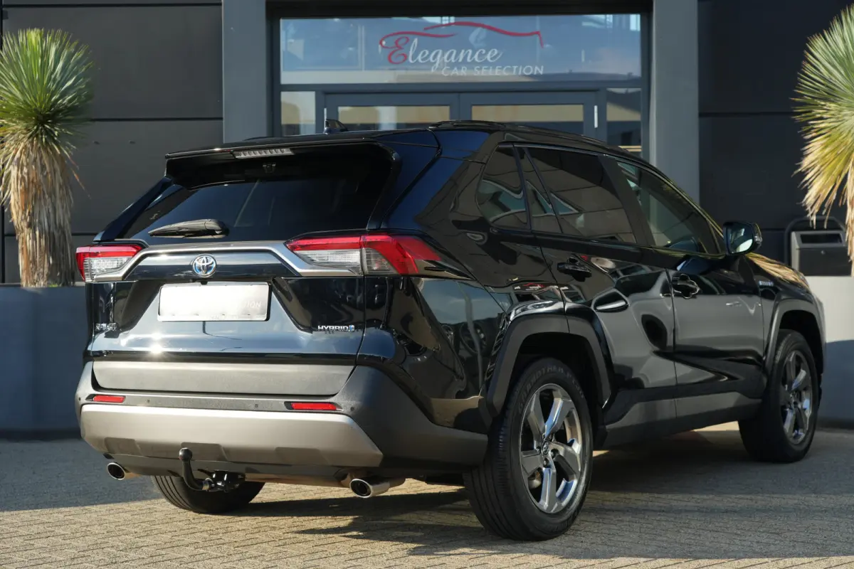 2.5 Hybrid | 218 PK | ACC | Trekhaak | Camera | NAV | Toyota RAV4 2.5 Hybrid met 2.5-liter 4-cilinder hybride motor, adaptieve cruise control, LED koplampen, achteruitrijcamera, parkeersenso