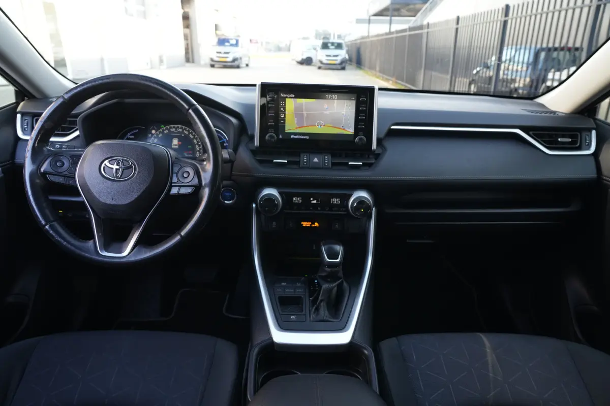 2.5 Hybrid | 218 PK | ACC | Trekhaak | Camera | NAV | Toyota RAV4 2.5 Hybrid met 2.5-liter 4-cilinder hybride motor, adaptieve cruise control, LED koplampen, achteruitrijcamera, parkeersenso
