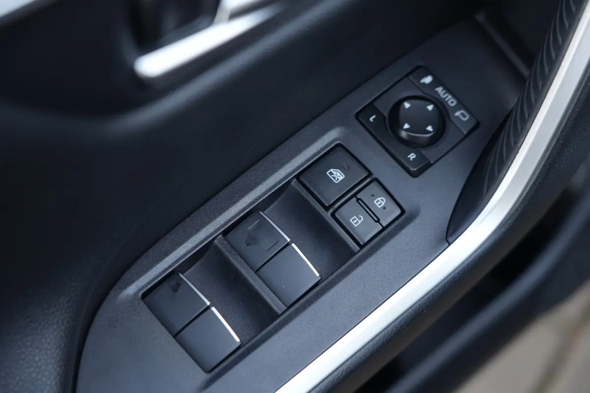 2.5 Hybrid | 218 PK | ACC | Trekhaak | Camera | NAV | Toyota RAV4 2.5 Hybrid met 2.5-liter 4-cilinder hybride motor, adaptieve cruise control, LED koplampen, achteruitrijcamera, parkeersenso