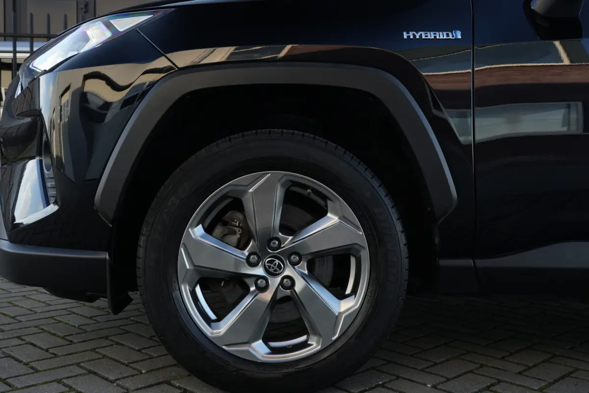 2.5 Hybrid | 218 PK | ACC | Trekhaak | Camera | NAV | Toyota RAV4 2.5 Hybrid met 2.5-liter 4-cilinder hybride motor, adaptieve cruise control, LED koplampen, achteruitrijcamera, parkeersenso