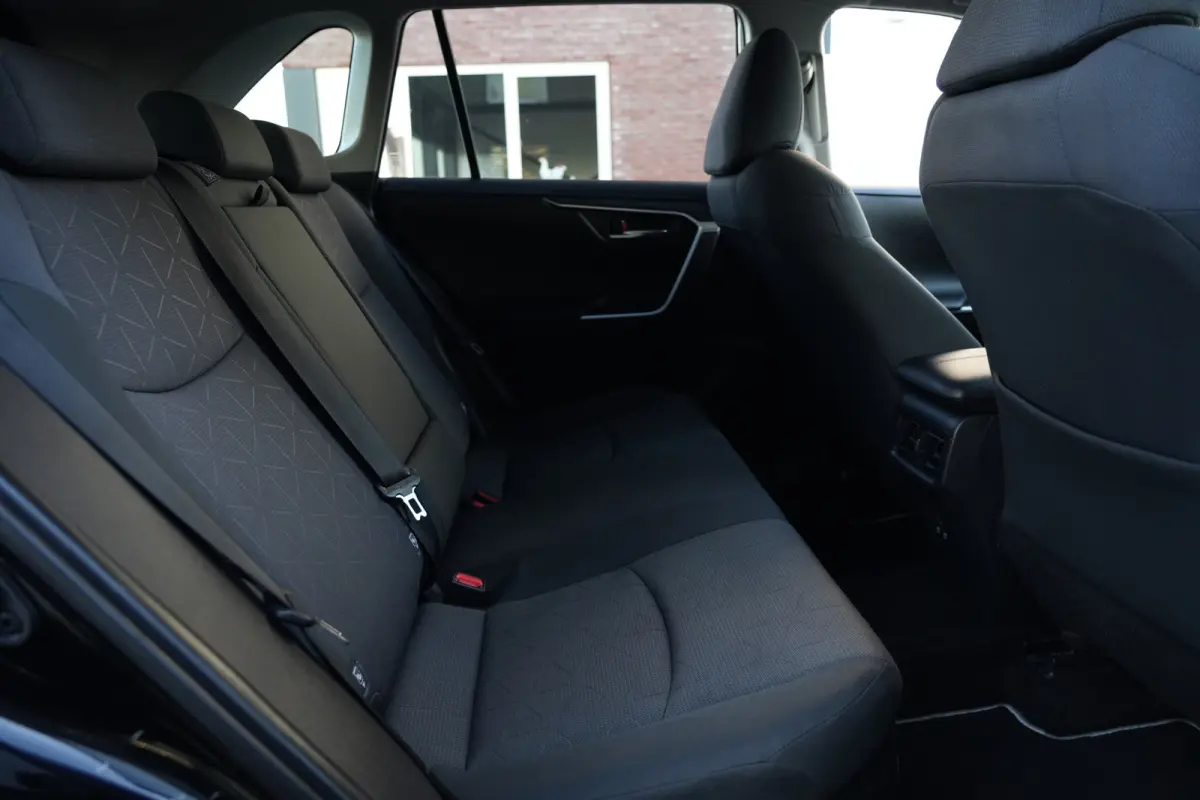 2.5 Hybrid | 218 PK | ACC | Trekhaak | Camera | NAV | Toyota RAV4 2.5 Hybrid met 2.5-liter 4-cilinder hybride motor, adaptieve cruise control, LED koplampen, achteruitrijcamera, parkeersenso