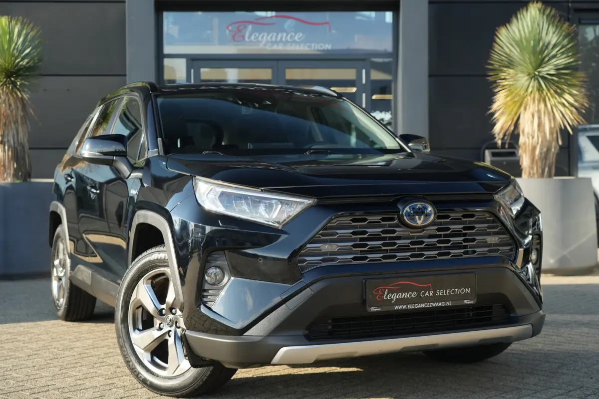 2.5 Hybrid | 218 PK | ACC | Trekhaak | Camera | NAV | Toyota RAV4 2.5 Hybrid met 2.5-liter 4-cilinder hybride motor, adaptieve cruise control, LED koplampen, achteruitrijcamera, parkeersenso