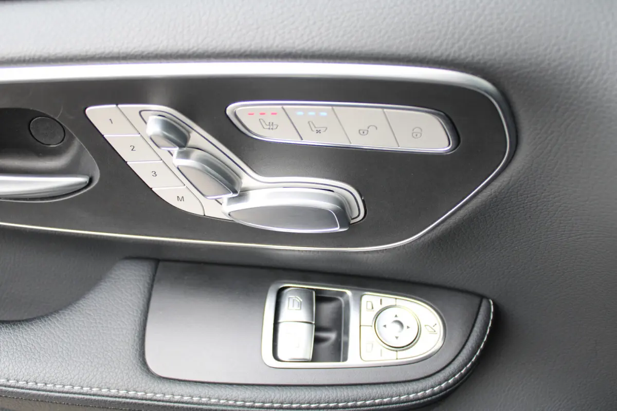 300d / AMG / 4-Matic / 7-Persoons / Luchtvering / Pano / Elec Stoelen / Burmester / Vol Opties / NIEUWSTAAT.
