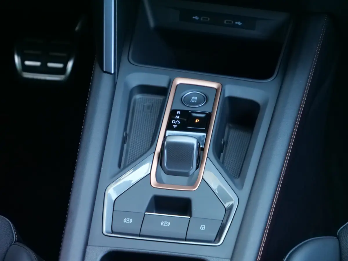 1.5 TSI e-Hybrid Business 204 Pk Automaat Navi / DAB / Apple Carplay / Camera / Stoel- en stuurverwarming