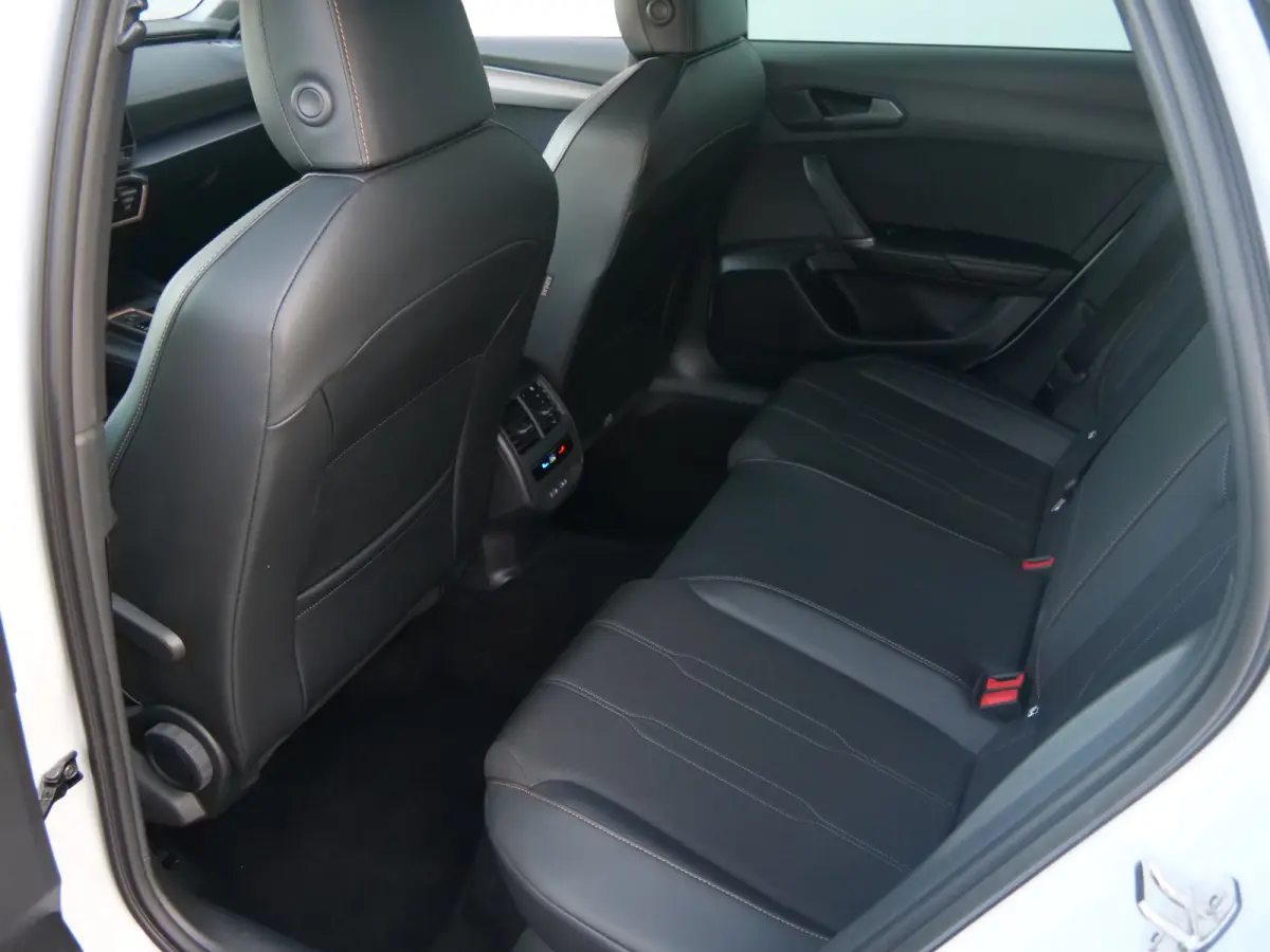 1.5 TSI e-Hybrid Business 204 Pk Automaat Navi / DAB / Apple Carplay / Camera / Stoel- en stuurverwarming