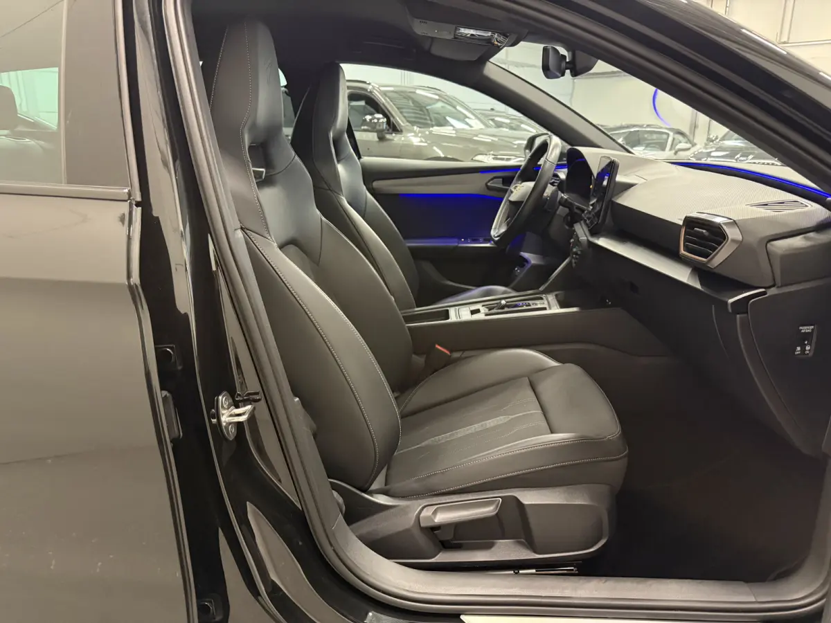 1.4 e-Hybrid VZ 245PK BLACK LED/19"BLACK/ACC/CARPLAY/DRIVE ADAPTIVE-ONDERSTEL/SOH 89%/KEYLESS/SFEER/CAMERA/LEER-STOF SP.STOEL/STOEL+STUURVERW/PRIVACY/ELECTR.A.KLEP/DONKERE-HEMEL/VOLLEDIG CUP