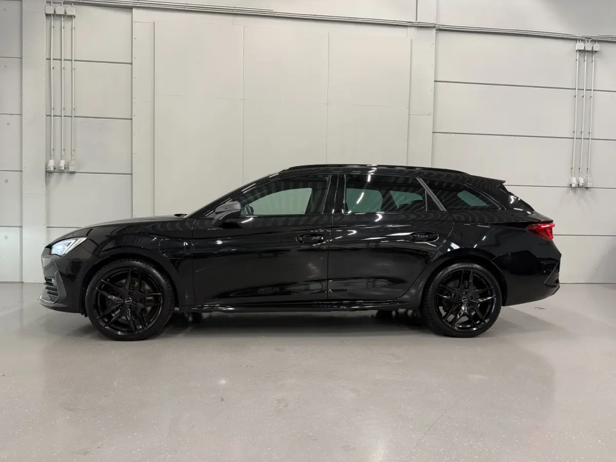 1.4 e-Hybrid VZ 245PK BLACK LED/19"BLACK/ACC/CARPLAY/DRIVE ADAPTIVE-ONDERSTEL/SOH 89%/KEYLESS/SFEER/CAMERA/LEER-STOF SP.STOEL/STOEL+STUURVERW/PRIVACY/ELECTR.A.KLEP/DONKERE-HEMEL/VOLLEDIG CUP