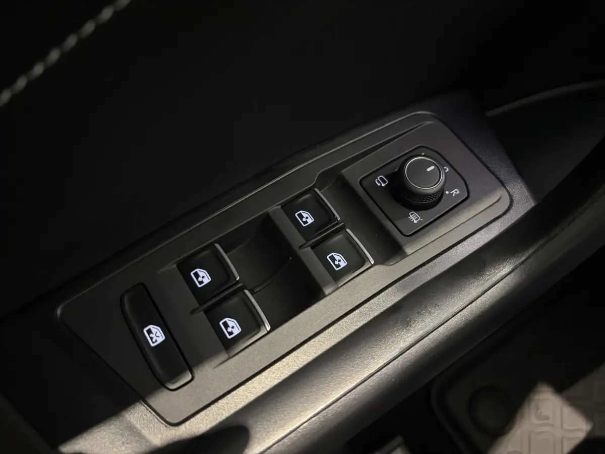 1.5 TSI R-Line Business+ | ADAPTIVE CRUISE CONTROL | ACHTERUITRIJCAMERA | TREKHAAK | ELEKTRISCH BEDIENBARE ACHTERKLEP | PANORAMADAK |
