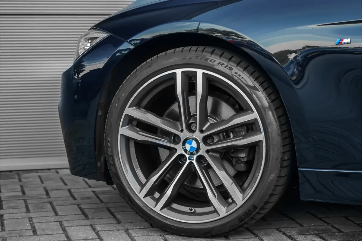 330i High Executive M-Sport Pano Leder Stuur & Stoelverw PDC 19"