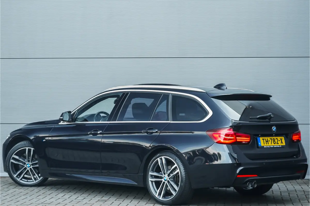 330i High Executive M-Sport Pano Leder Stuur & Stoelverw PDC 19"