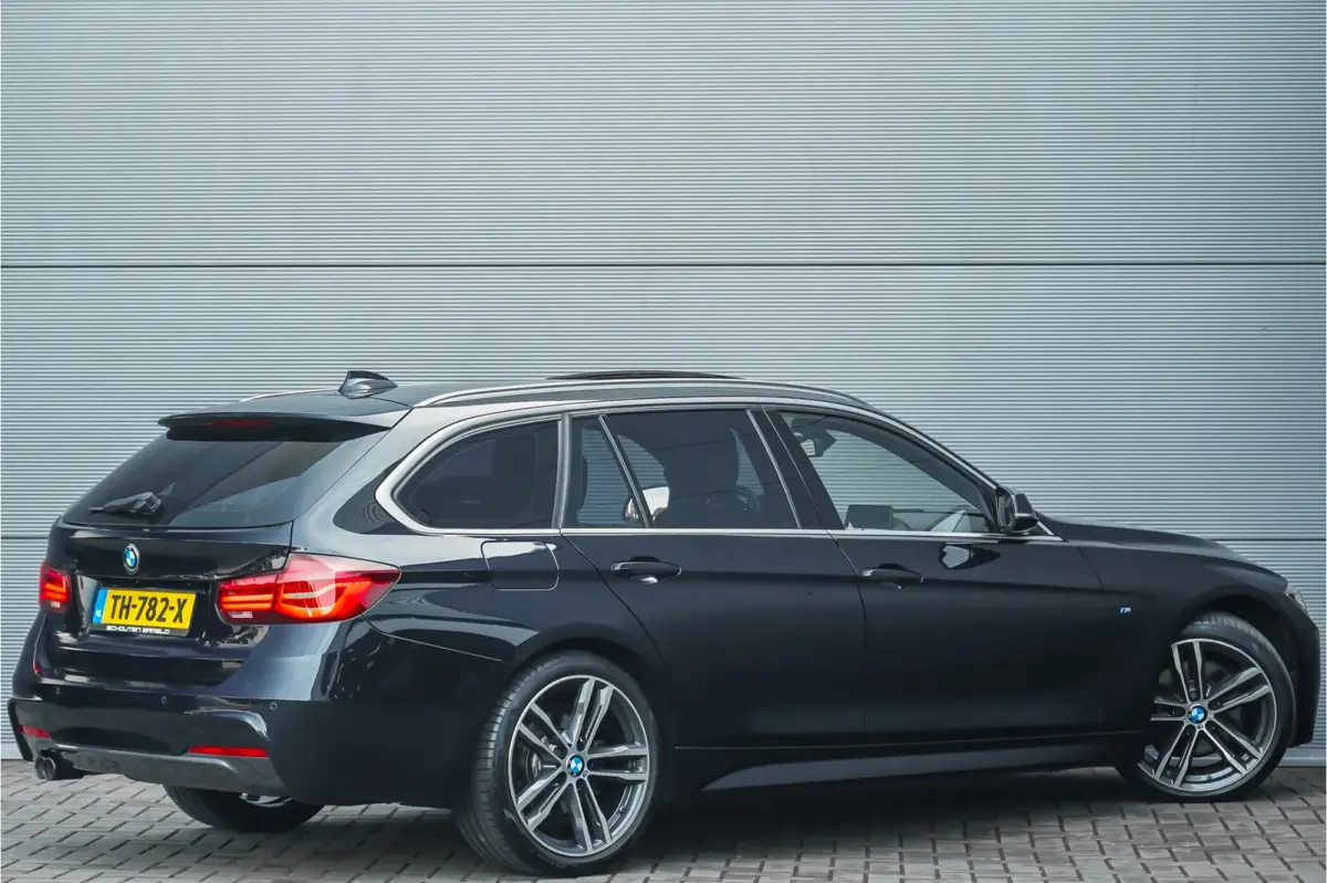 330i High Executive M-Sport Pano Leder Stuur & Stoelverw PDC 19"