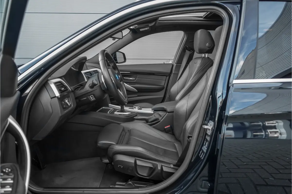 330i High Executive M-Sport Pano Leder Stuur & Stoelverw PDC 19"