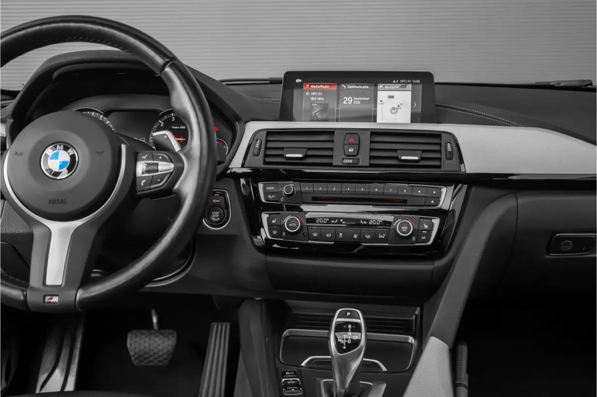 330i High Executive M-Sport Pano Leder Stuur & Stoelverw PDC 19"