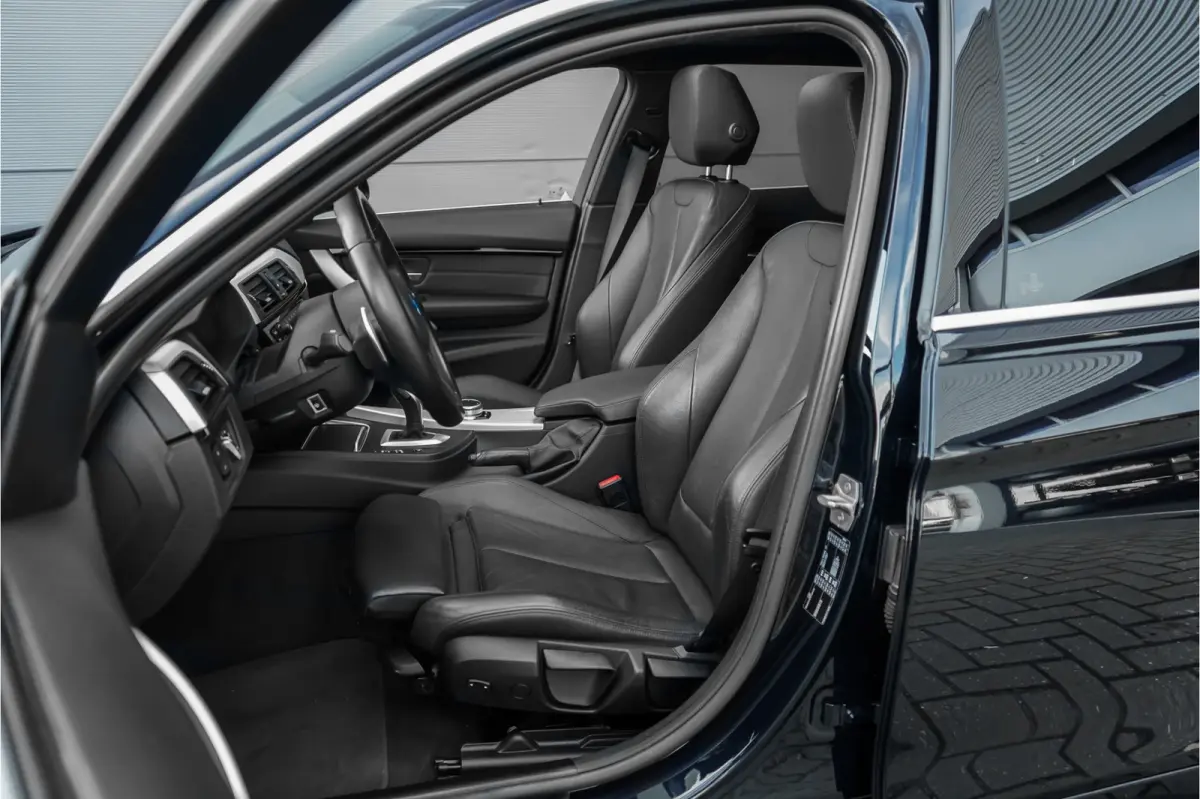 330i High Executive M-Sport Pano Leder Stuur & Stoelverw PDC 19"