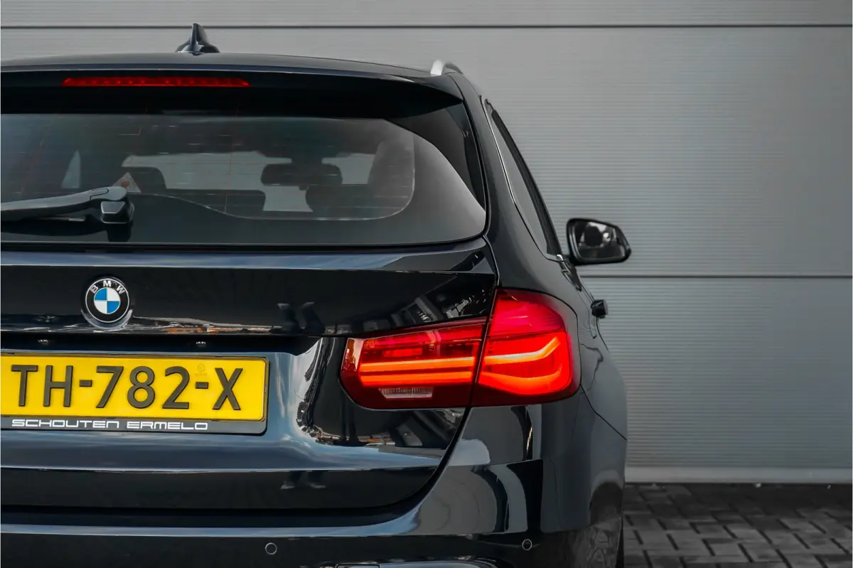 330i High Executive M-Sport Pano Leder Stuur & Stoelverw PDC 19"