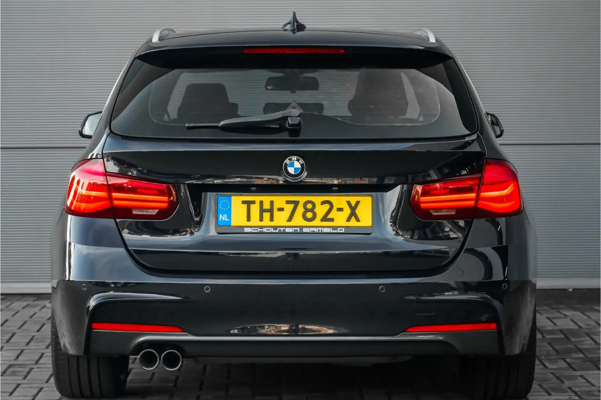 330i High Executive M-Sport Pano Leder Stuur & Stoelverw PDC 19"