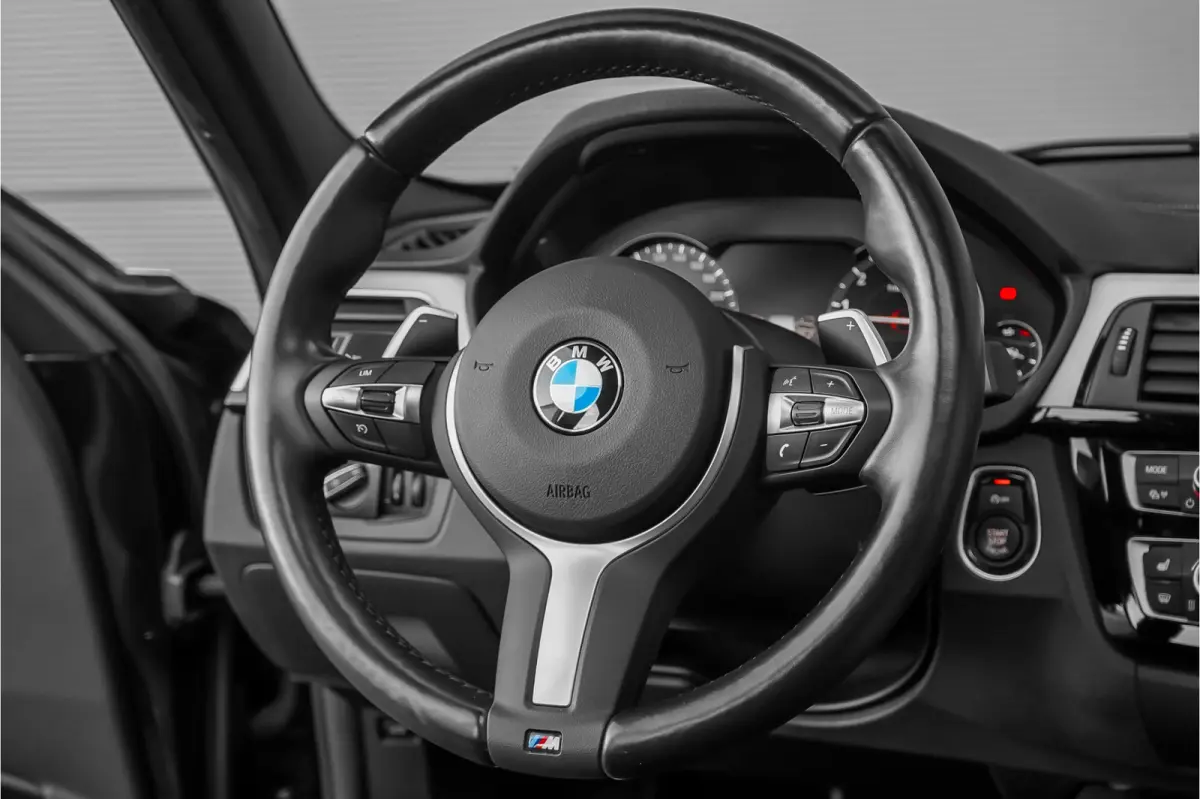 330i High Executive M-Sport Pano Leder Stuur & Stoelverw PDC 19"