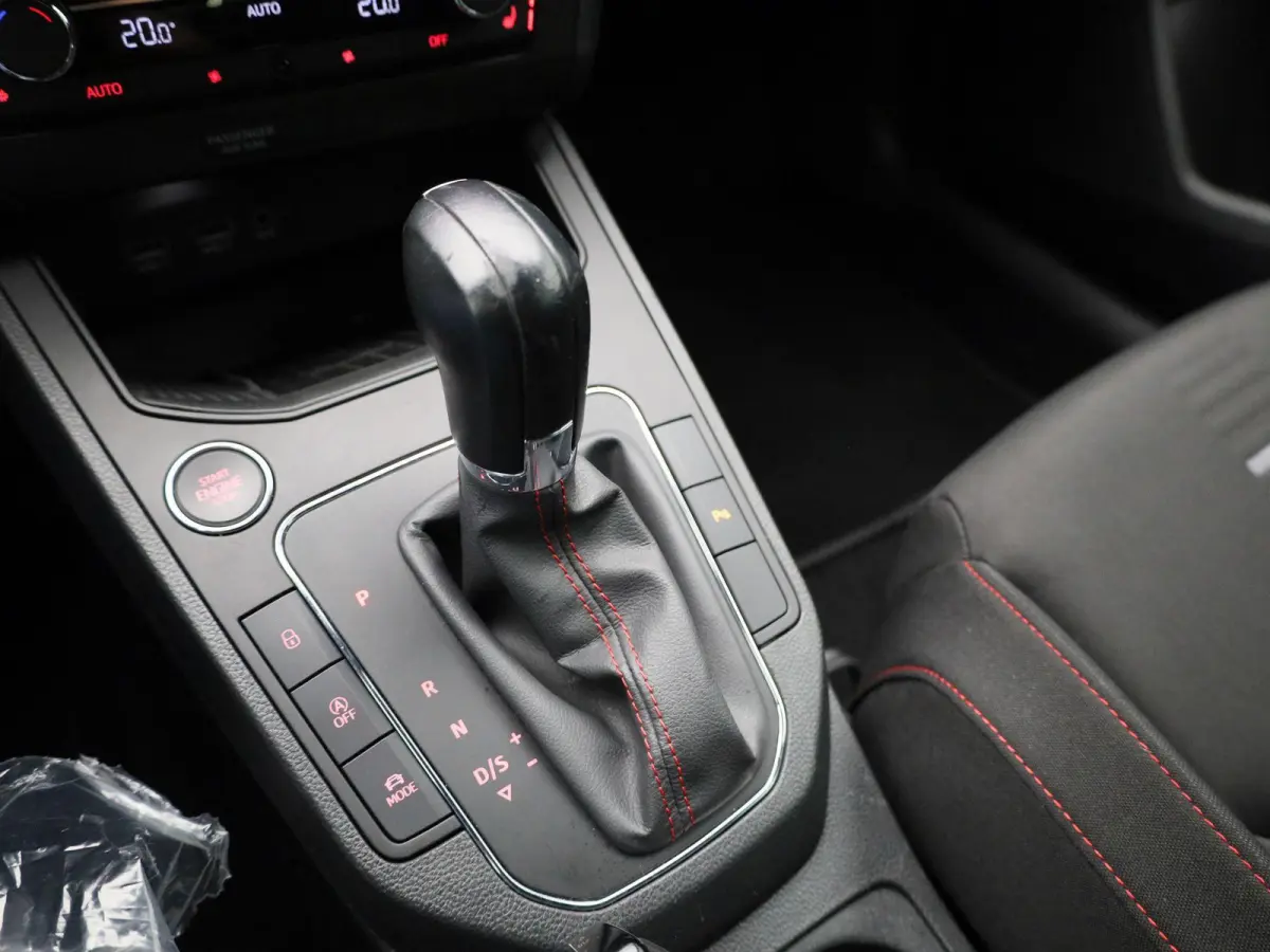 1.0 TSI FR Business Intense | APPLE CARPLAY | ANDROID AUTO | ACHTERUITRIJCAMERA | KEYLESS | LED VERLICHTING | STOELVERWARMING | CLIMATE CONTROL | RIJ MODUSSEN | CRUISE CONTROL | LICHTMETALEN