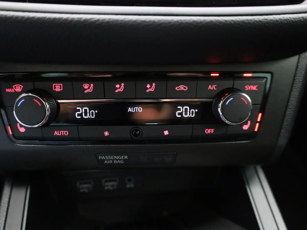 1.0 TSI FR Business Intense | APPLE CARPLAY | ANDROID AUTO | ACHTERUITRIJCAMERA | KEYLESS | LED VERLICHTING | STOELVERWARMING | CLIMATE CONTROL | RIJ MODUSSEN | CRUISE CONTROL | LICHTMETALEN