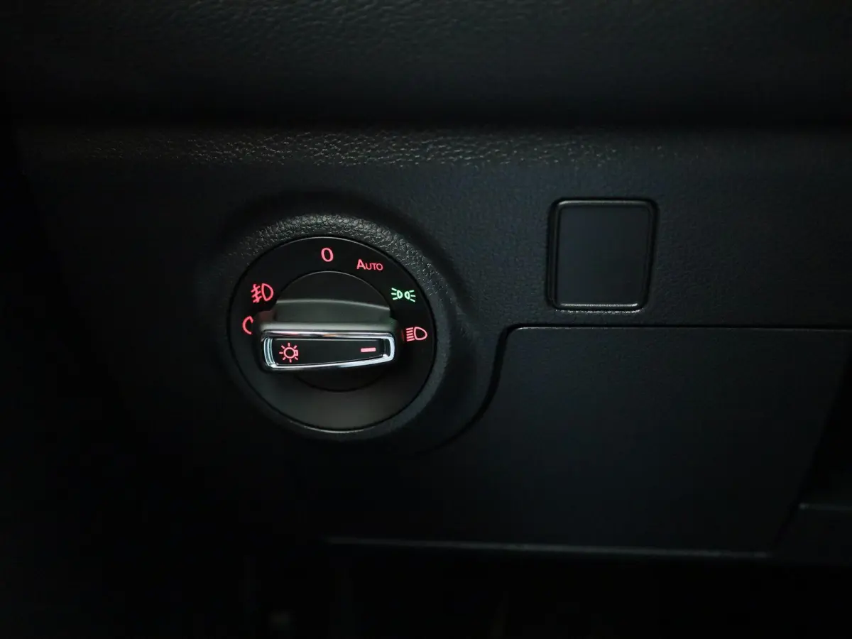 1.0 TSI FR Business Intense | APPLE CARPLAY | ANDROID AUTO | ACHTERUITRIJCAMERA | KEYLESS | LED VERLICHTING | STOELVERWARMING | CLIMATE CONTROL | RIJ MODUSSEN | CRUISE CONTROL | LICHTMETALEN