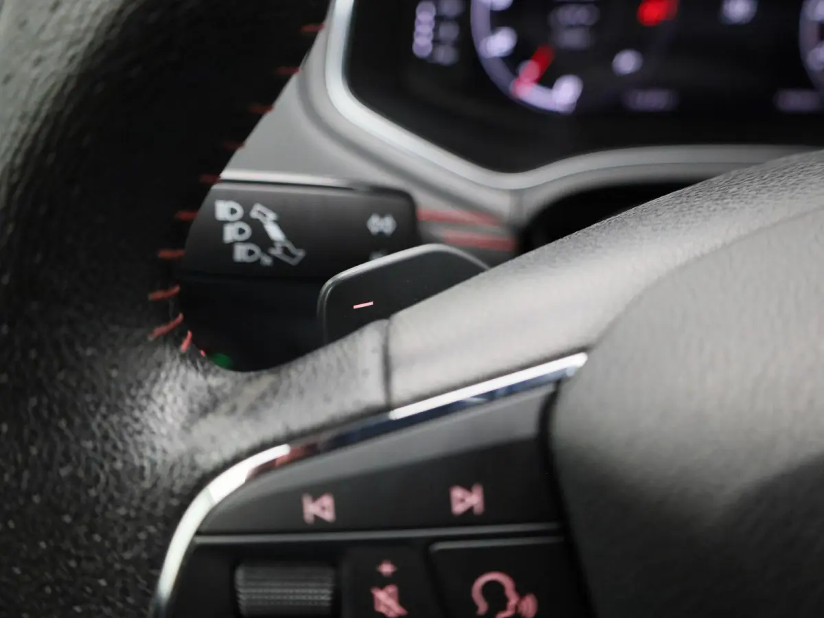 1.0 TSI FR Business Intense | APPLE CARPLAY | ANDROID AUTO | ACHTERUITRIJCAMERA | KEYLESS | LED VERLICHTING | STOELVERWARMING | CLIMATE CONTROL | RIJ MODUSSEN | CRUISE CONTROL | LICHTMETALEN