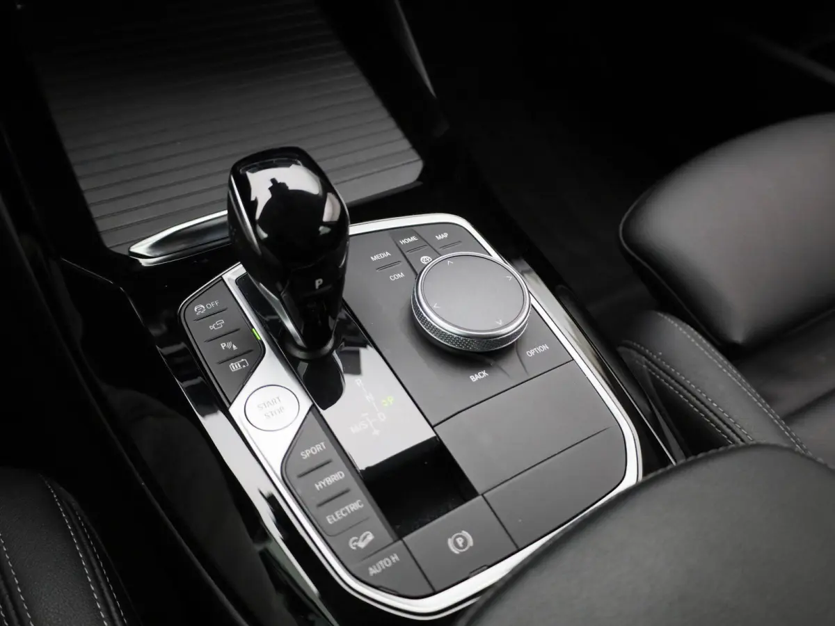 xDrive30e | LEDER | CAMERA | NAVIGATIE