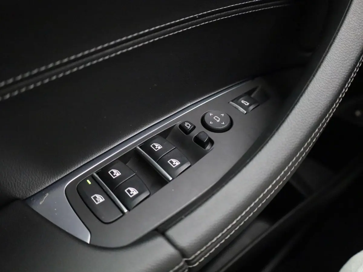 xDrive30e | LEDER | CAMERA | NAVIGATIE
