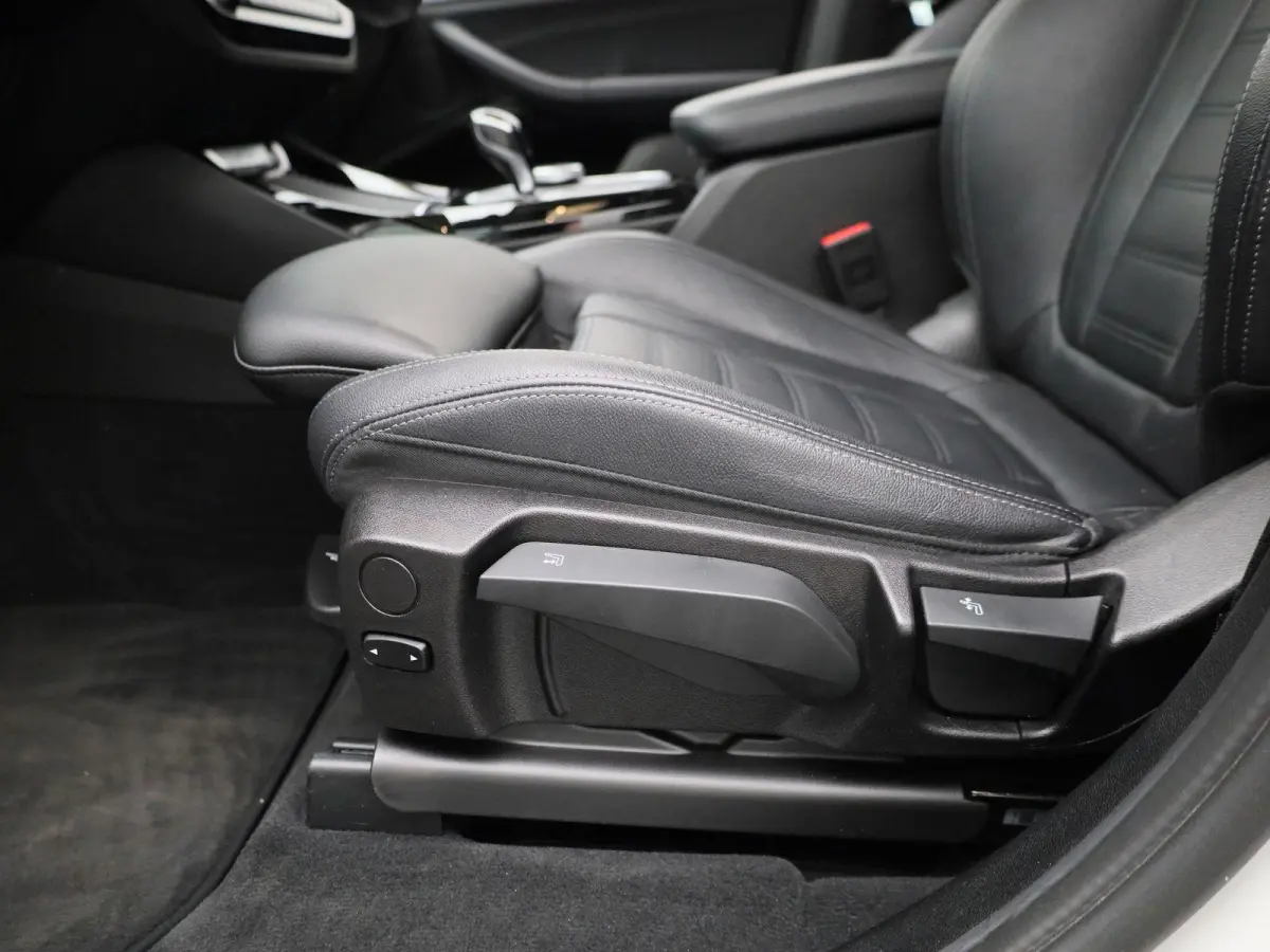 xDrive30e | LEDER | CAMERA | NAVIGATIE
