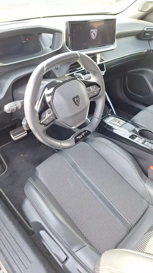 1.2 PureTech GT Camera | Parkeersensoren Voor en Achter | Climate | Digitaal Dashboard | 17" Lichtmetaal | LED | Achteruitrijcamera | Afwijkende dakkleur | Airco (automatisch)