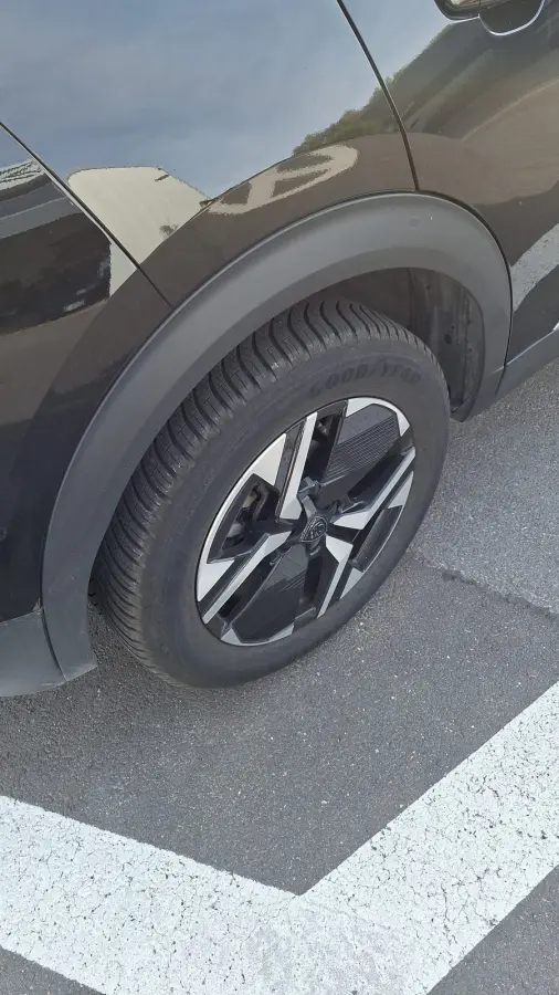1.2 PureTech GT Camera | Parkeersensoren Voor en Achter | Climate | Digitaal Dashboard | 17" Lichtmetaal | LED | Achteruitrijcamera | Afwijkende dakkleur | Airco (automatisch)