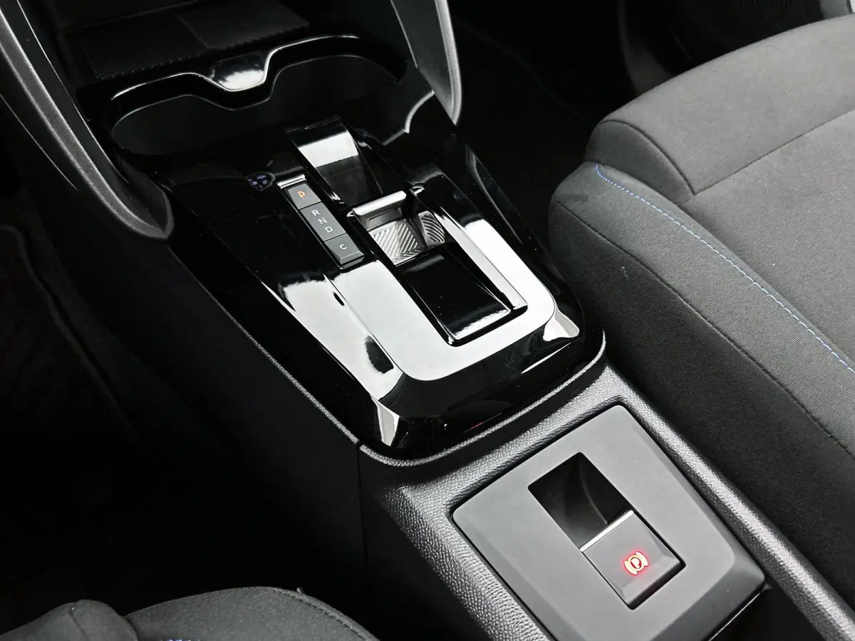You 113pk 44 kWh Automaat | Airco | Cruise control | LED | Parkeersensoren | IsoFix | Bluetooth |
