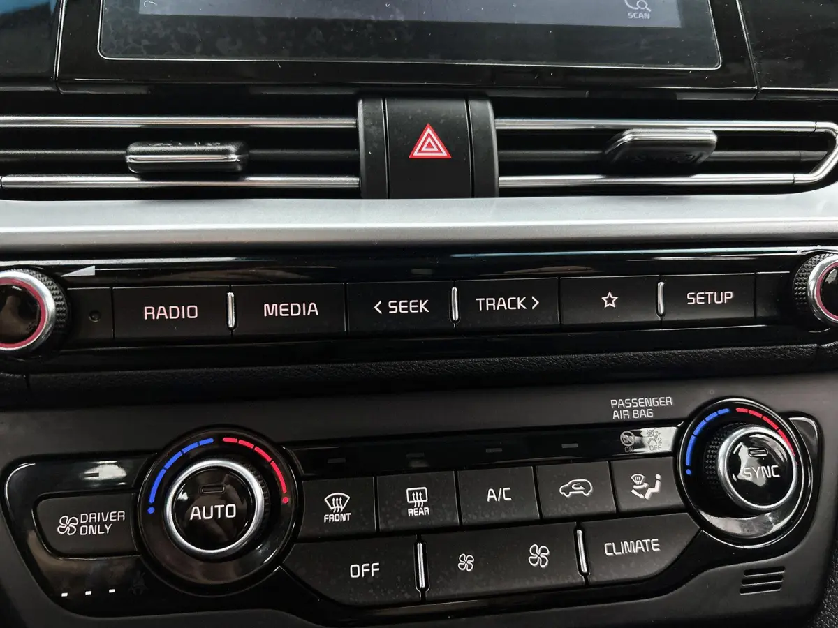 1.6 140pk PHEV DynamicLine Automaat | Adaptieve Cruise Control | Apple Carplay/Android Auto | Stoel-/Stuurverwarming | Dodehoekdetectie | Camera | Climate Control | LED | 16"LMV |