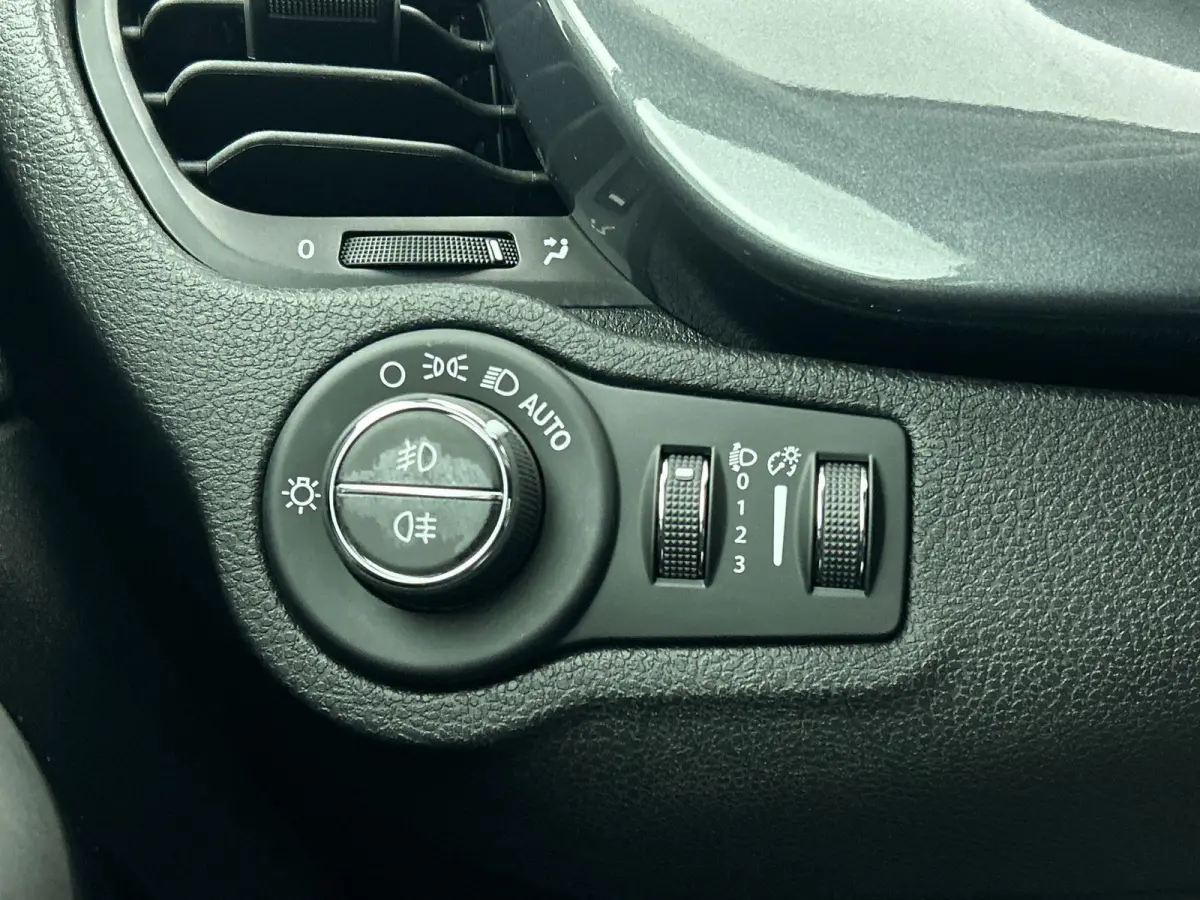 1.0 120pk Urban 120TH Edition | Navigatie | Climate Control | Cruise Control | Camera | Parkeersensoren | Apple Carplay/Android Auto |