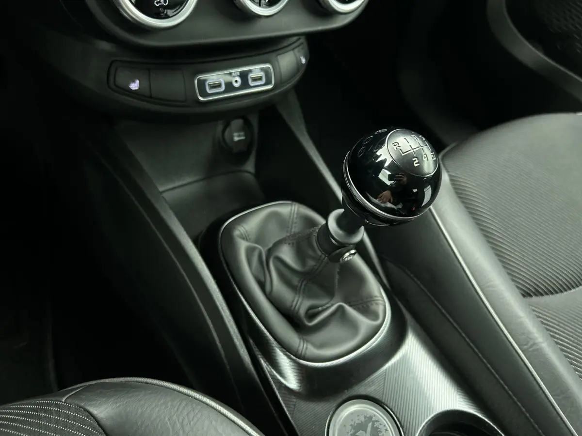 1.0 120pk Urban 120TH Edition | Navigatie | Climate Control | Cruise Control | Camera | Parkeersensoren | Apple Carplay/Android Auto |