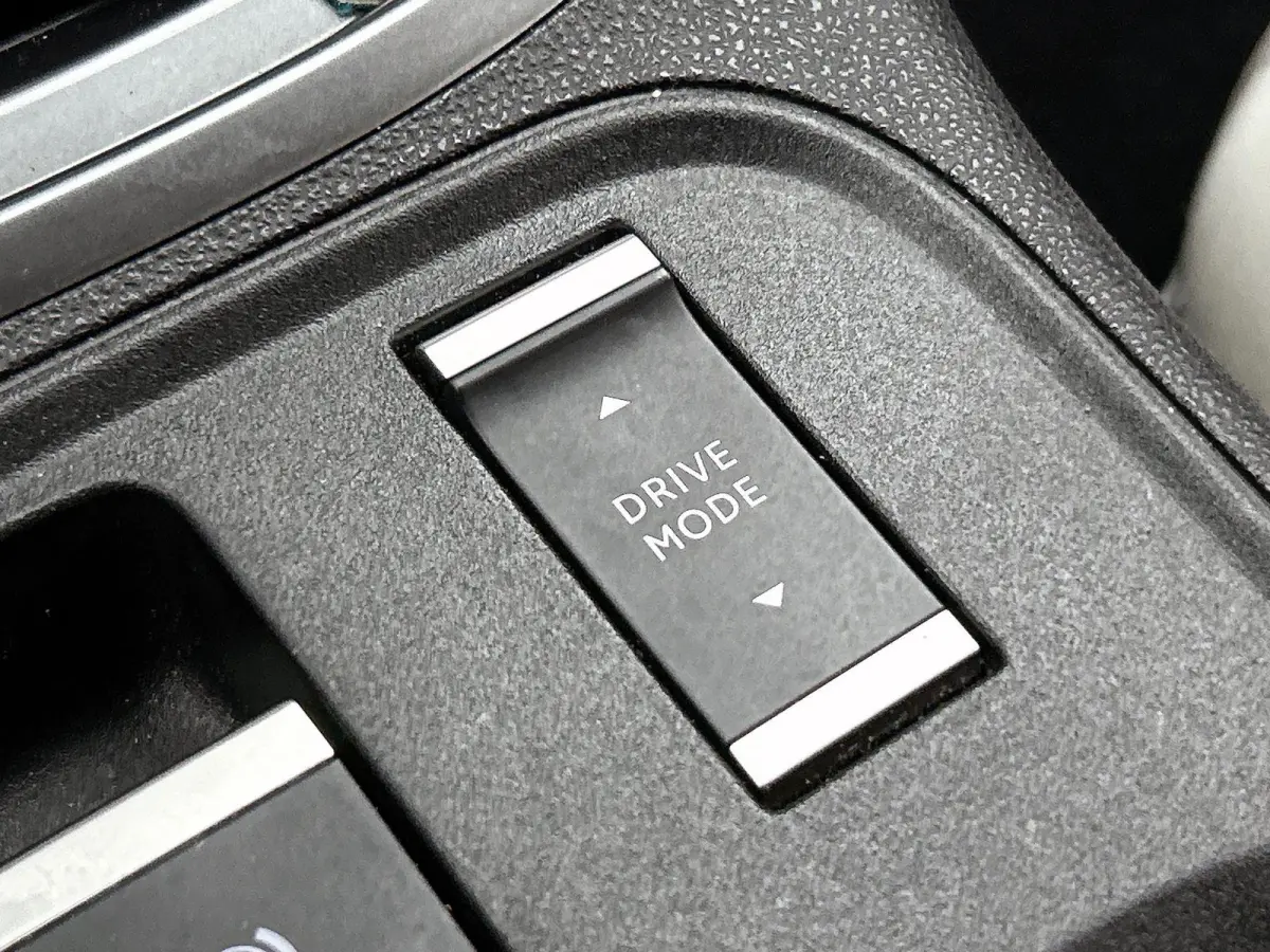 156pk La Prima 54 kWh Automaat ACCU 95% | 3 Fase | Elektrische Achterklep | Elektrische Bestuurdersstoel met Massage | Navigatie | Climate Control | Adaptieve Cruise Control | 18" LMV | Acht