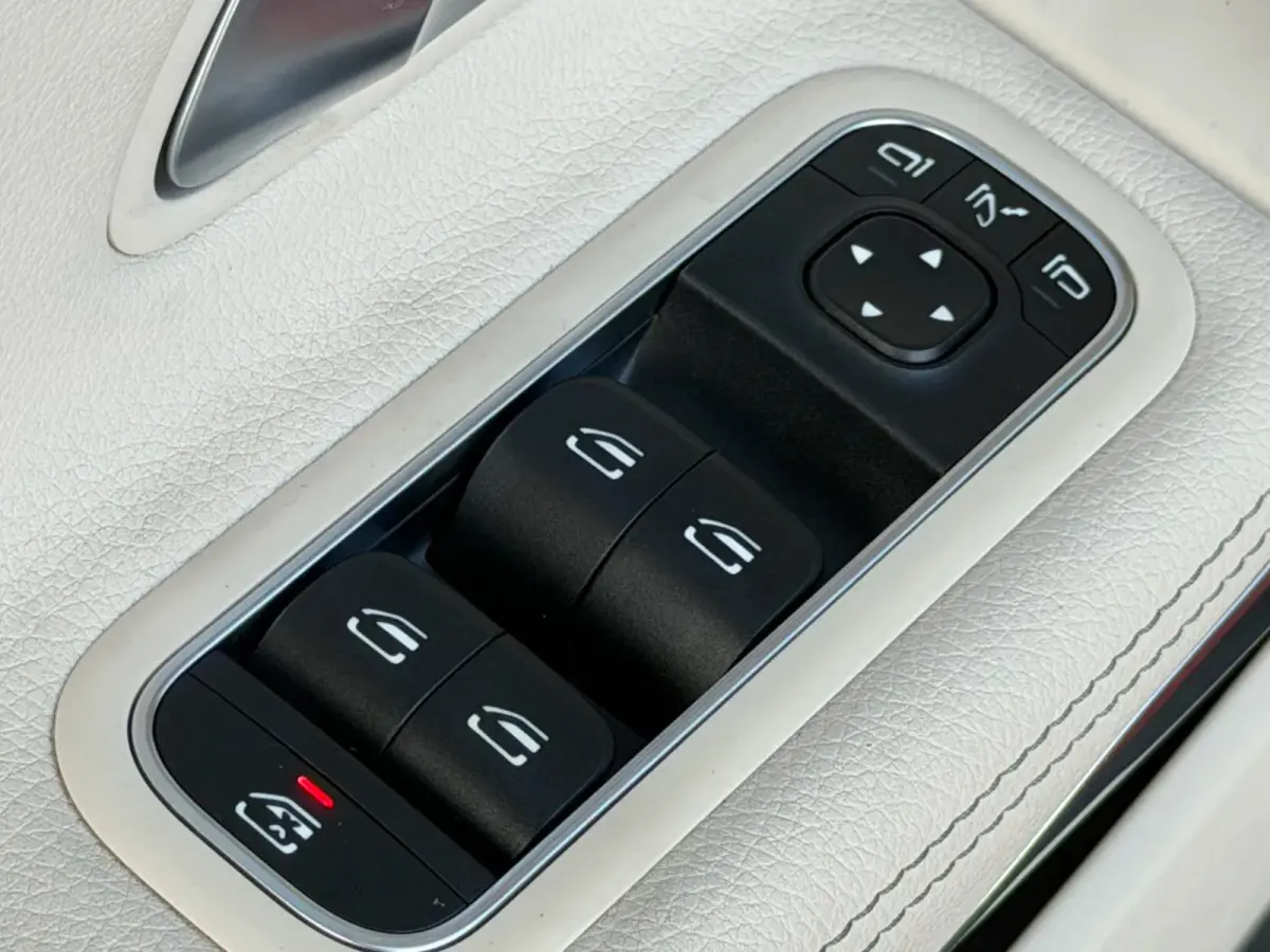 250e Solution AMG Limited (NL-auto, Goed OnderH, Panorama, SfeerV, Carplay, Lane Assist)