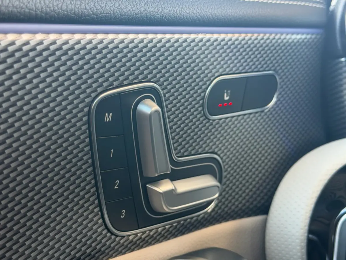 250e Solution AMG Limited (NL-auto, Goed OnderH, Panorama, SfeerV, Carplay, Lane Assist)