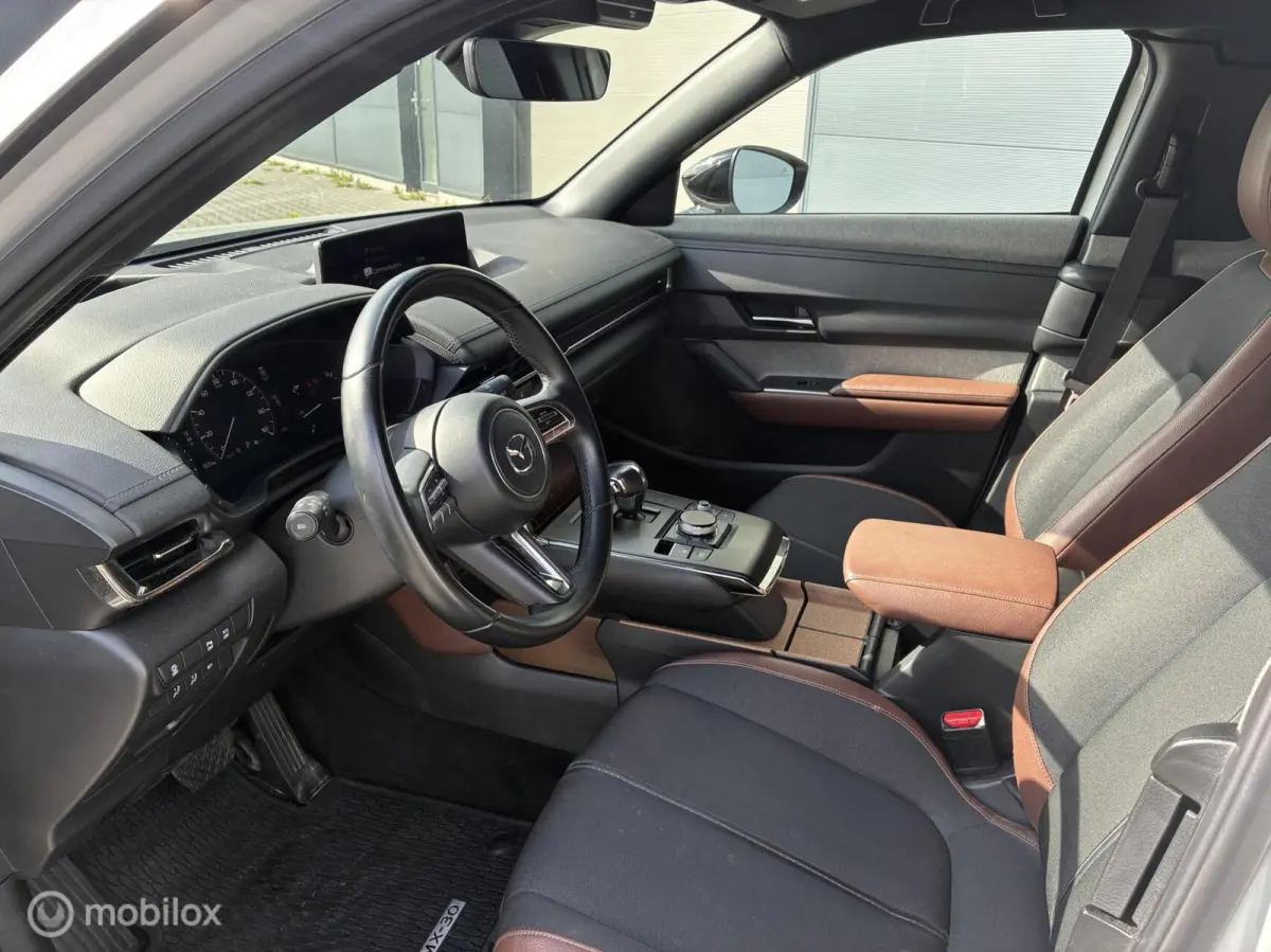 e-SkyActiv 145 First Edition 36 kWh | SOH 92,5% | HUD | Camera | Stoelverwarming