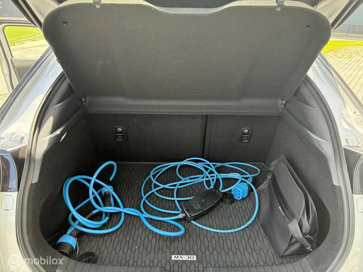 e-SkyActiv 145 First Edition 36 kWh | SOH 92,5% | HUD | Camera | Stoelverwarming