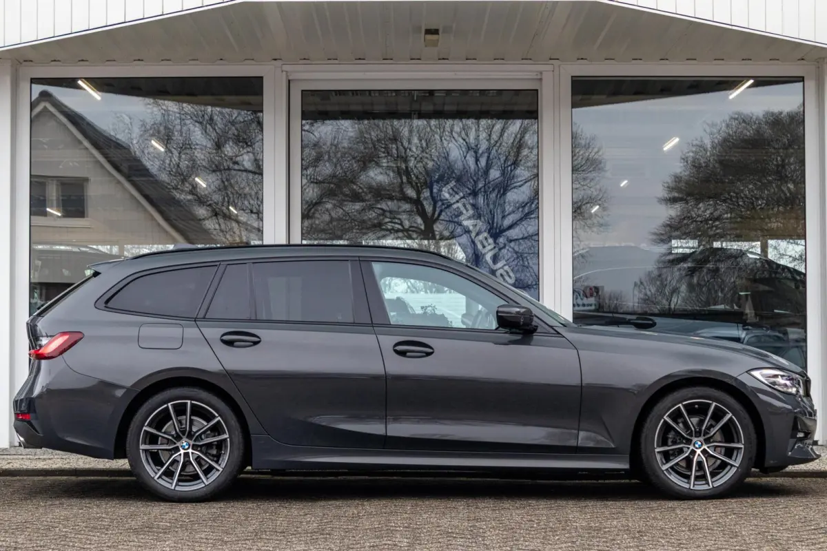 318i Business Edition | Dravitgrau | Navigatie | Lederen bekleding | Sportstoelen | Apple Carplay |