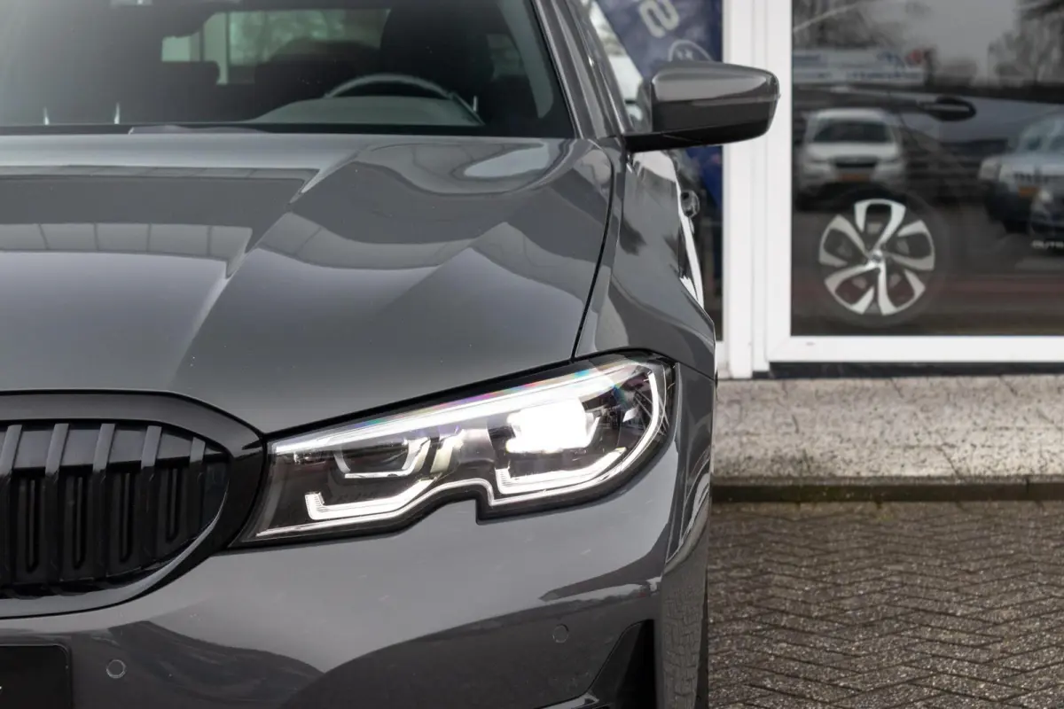 318i Business Edition | Dravitgrau | Navigatie | Lederen bekleding | Sportstoelen | Apple Carplay |