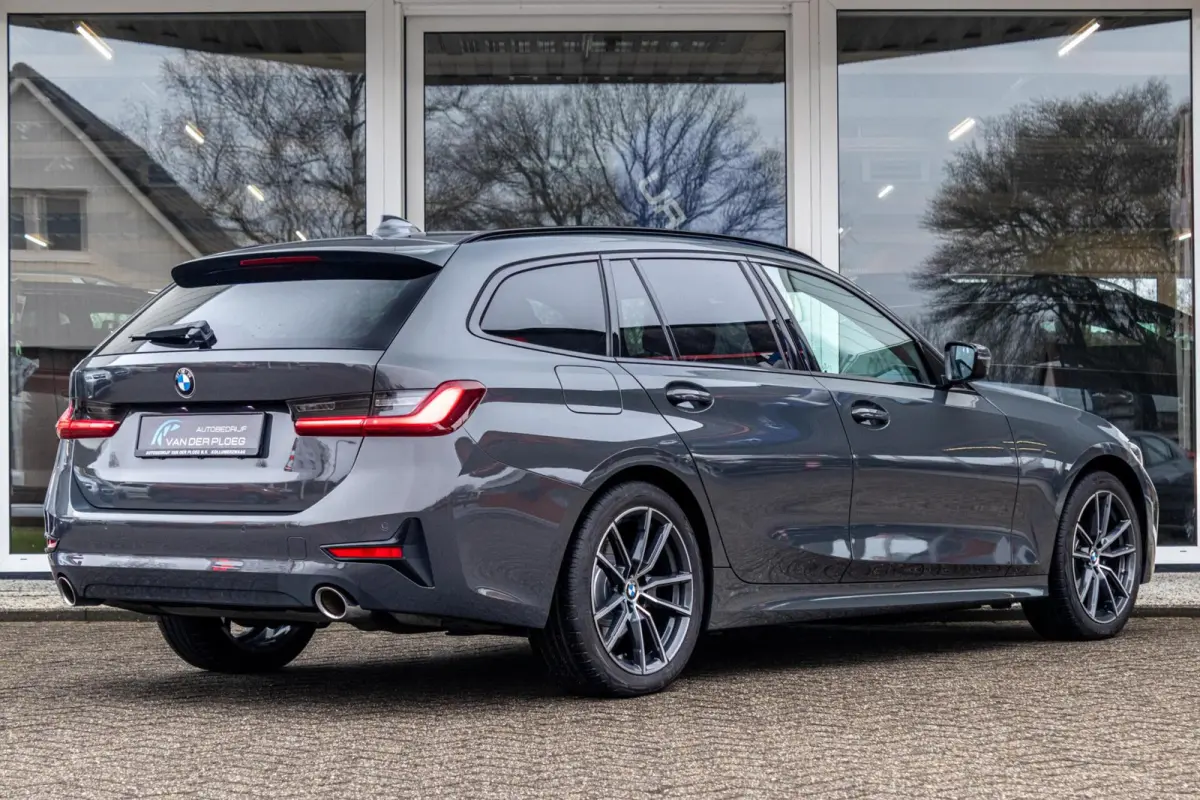 318i Business Edition | Dravitgrau | Navigatie | Lederen bekleding | Sportstoelen | Apple Carplay |