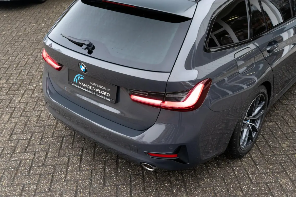 318i Business Edition | Dravitgrau | Navigatie | Lederen bekleding | Sportstoelen | Apple Carplay |